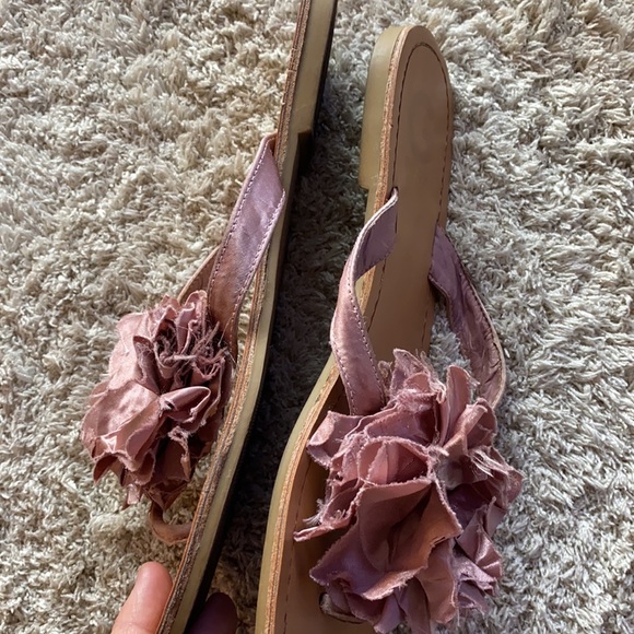BOGO Guess Pink Flower Flip Flops - Picture 5 of 5